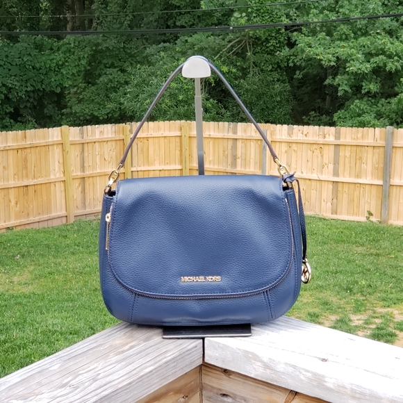 Michael Kors Handbags - ⚠️LAST 1⚠️ Michael Kors Bedford MD Shoulder Bag